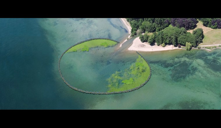 Illustrationsfoto: "Le jardin des délices métalliques"; Projekt, das mit einem Sonderpreis der Jury ausgezeichnet wurde. Dieses Projekt schlägt die Schaffung eines kreisförmigen schwimmenden Gartens an der Mündung des Chamberonne-Flusses vor. Die ausgewählten Pflanzen dieses schwimmenden Gartens sind für ihre phytoreinigenden Eigenschaften bekannt. Diese Pflanzen werden bei der Entfernung von Schwermetallen aus dem Wasser wirken und auch einen Lebensraum für Tiere schaffen. Autoren: Jonas Kissling, Denizay Apusoglu, Yuiko Shigeta (Zürich / CH)