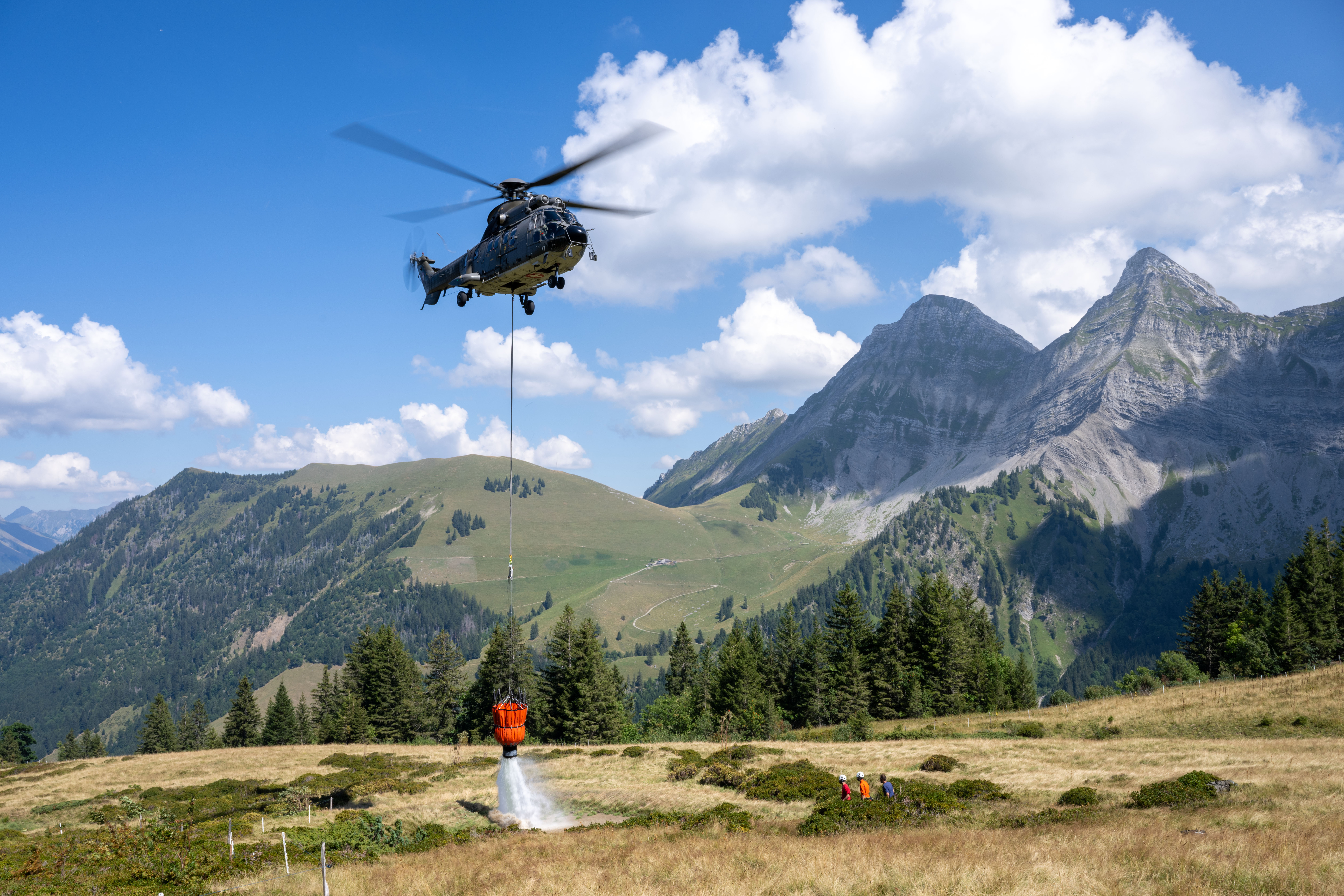 Der trockene Sommer 2022 erfordert den Einsatz der Armee (hier bei Grandvillard/FR). (© VBS, Jonas Kambli, CC BY-NC-ND 3.0)