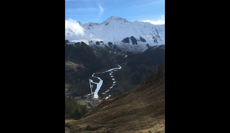 Der Winter 2022/2023 ist historisch schneearm. Aber auch Regen fällt vielerorts wochenlang keiner. Im Bild: Kunstschnee im Gebiet Kaiseregg (FR) am 27. Dezember 2022. (© Franz Thalmann)