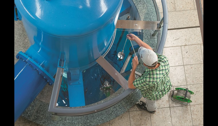 Der Schutz der Grundwasserqualität ist gemäss der Geschäftsprüfungskommission des Nationalrats nicht ausreichend. Probenahme in einem Pumpbrunnen. (© Markus Zeh, AWA Bern)