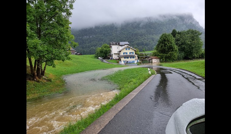 Nach wochenlanger Trockenheit fällt am 19. August 2022 vielerorts (zu) viel Regen mit entsprechenden Folgen – wie hier bei Ibach (SZ). Die Politik verlang ein integrales Risikomanagement. (© Mathias Kälin)