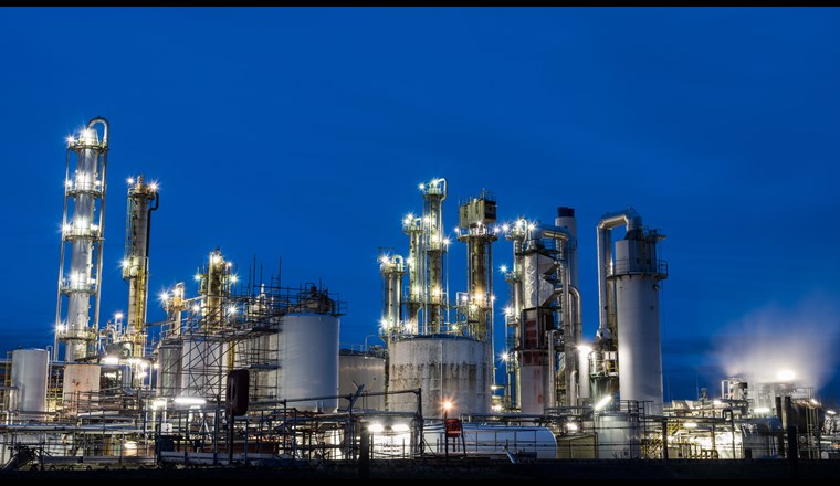 Fig. 1 Heute wird noch viel Wasserstoff aus Erdgas gewonnen. Die Weiterentwicklung von bereits gut etablierten Produktionstechnologien wie 
der Wasser-Elektrolyse soll dies ändern.	(© AdobeStock)