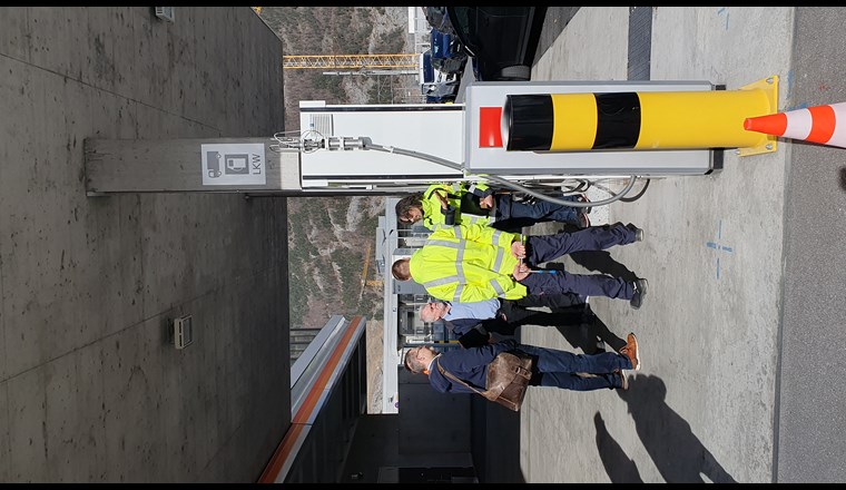 Beteiligte am Inspektionstermin während der Überprüfung an der Abgabestelle (Zapfsäule).