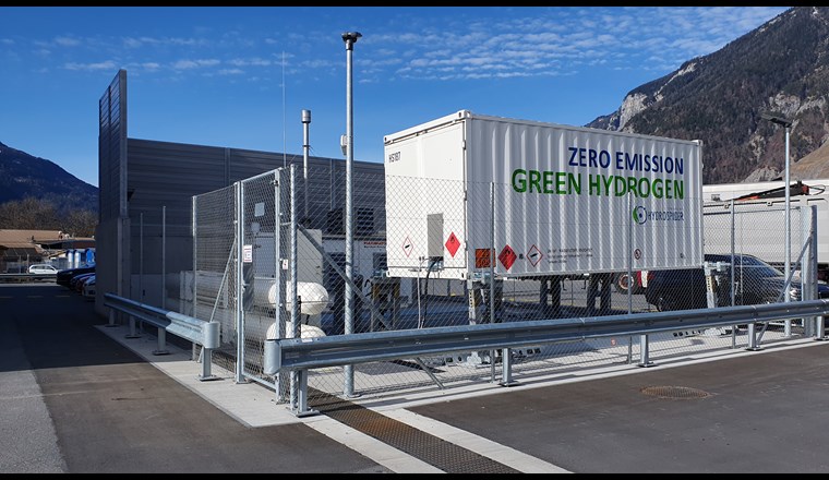 Zeigt die Einzäunung des Trailerstandes, der Verdichteranlage und Speicher. Weitere wichtige Bestandteile sind Einrichtungen des Blitzschutzes und zur prozessbedingten Ableitung von Wasserstoff.