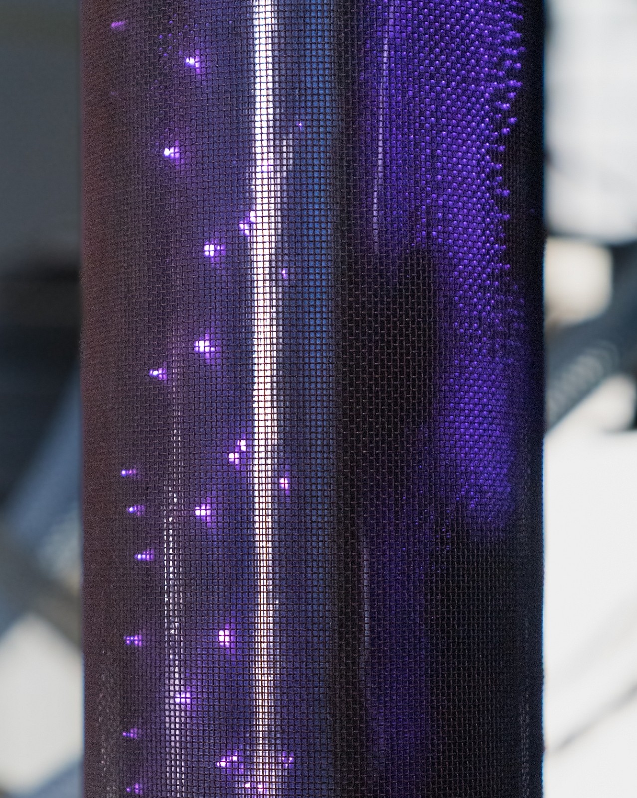 Die Plasma-Atmosphäre wird im Reaktor durch das charakteristische Leuchten und das Entladen von Blitzen deutlich sichtbar. (Bild:©Fraunhofer IGB)