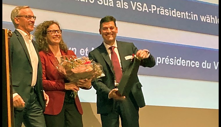 Die Versammlung wählt die bisherige Vizepräsidentin, Anja Herlyn (Mitte) und den bisherigen Vizepräsidenten Mauro Suà (rechts) als Co-Präsidium. Foto: P. Sicher/VSA