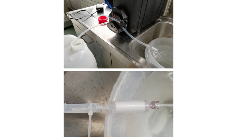 Die Grundwasserprobe wurde gefiltert, um die DNA zu extrahieren. Dazu wurde die Probe aus dem Kanister in eine Filtereinheit (unten) gepumpt, die eine Membran mit einer Porengrösse von 0,22 µm enthielt.
(Fotos: Marjorie Couton, Eawag)