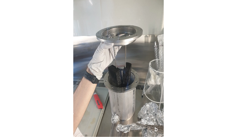 Roger König (SUPSI) untersucht mit Kolleginnen und Kollegen, ob sich mit der Beigabe von leitenden Materialien die Methanproduktion während der Vergärung organischer Materialien steigern lässt. (Bild: ©SUPSI)