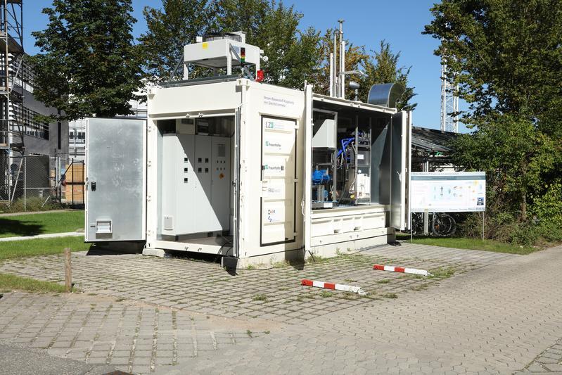 Der Container umfasst zwei getrennte Abteile, eines für die effiziente Anbindung ans elektrische Netz und die Steuerungstechnik (vorne), das andere für den verfahrenstechnischen Aufbau.   Kurt Fuchs / Fraunhofer IISB