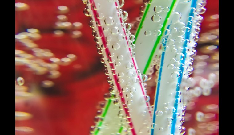 Das Vertrauen in Trinkwasser bleibt hoch, aber seine Beliebtheit ist leicht rückläufig.