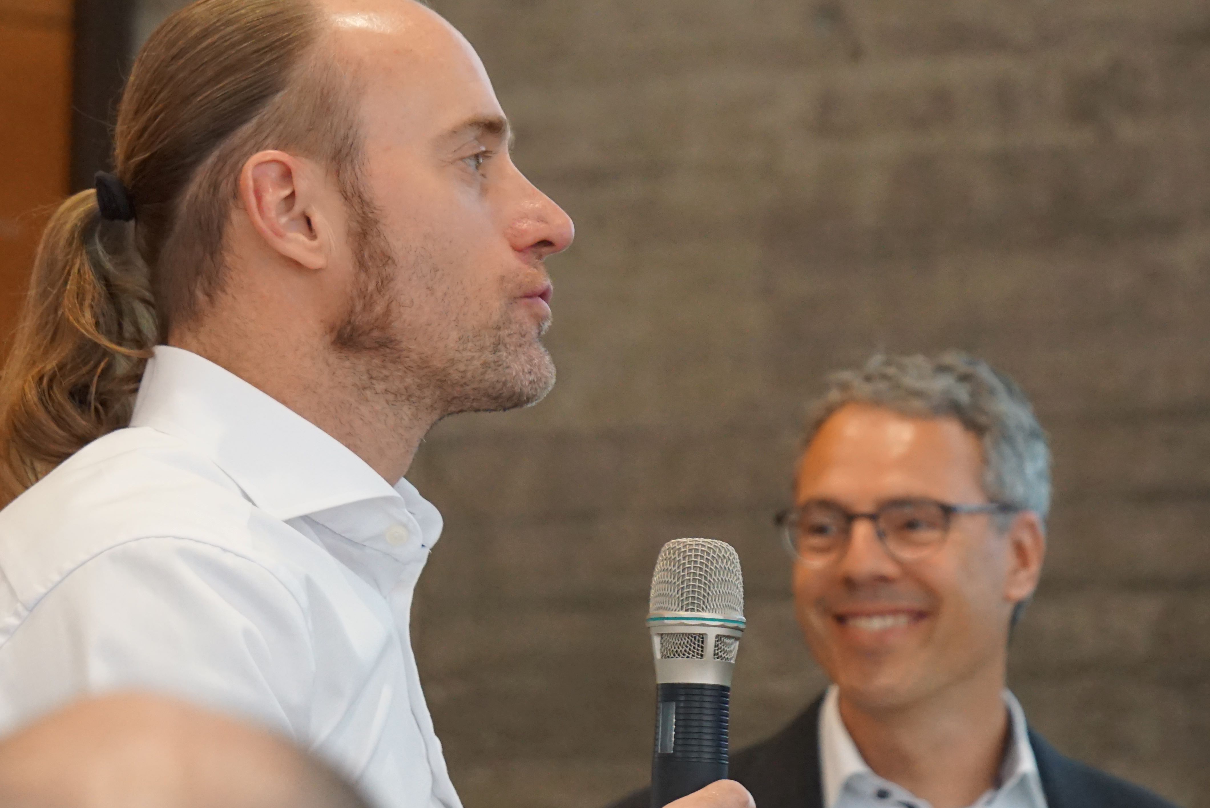 Gert Müller-Syring, DBI Gas- und Umwelttechnik GmbH, präsentierte die neue Datenbank verifHy. Im Hintergrund Moderator der H₂-Fachtagung in Biel: Diego Modolell, Leiter Bereich Gas/Fernwärme des SVGW.