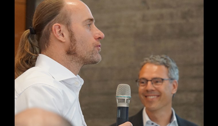 Gert Müller-Syring, DBI Gas- und Umwelttechnik GmbH, präsentierte die neue Datenbank verifHy. Im Hintergrund Moderator der H₂-Fachtagung in Biel: Diego Modolell, Leiter Bereich Gas/Fernwärme des SVGW.