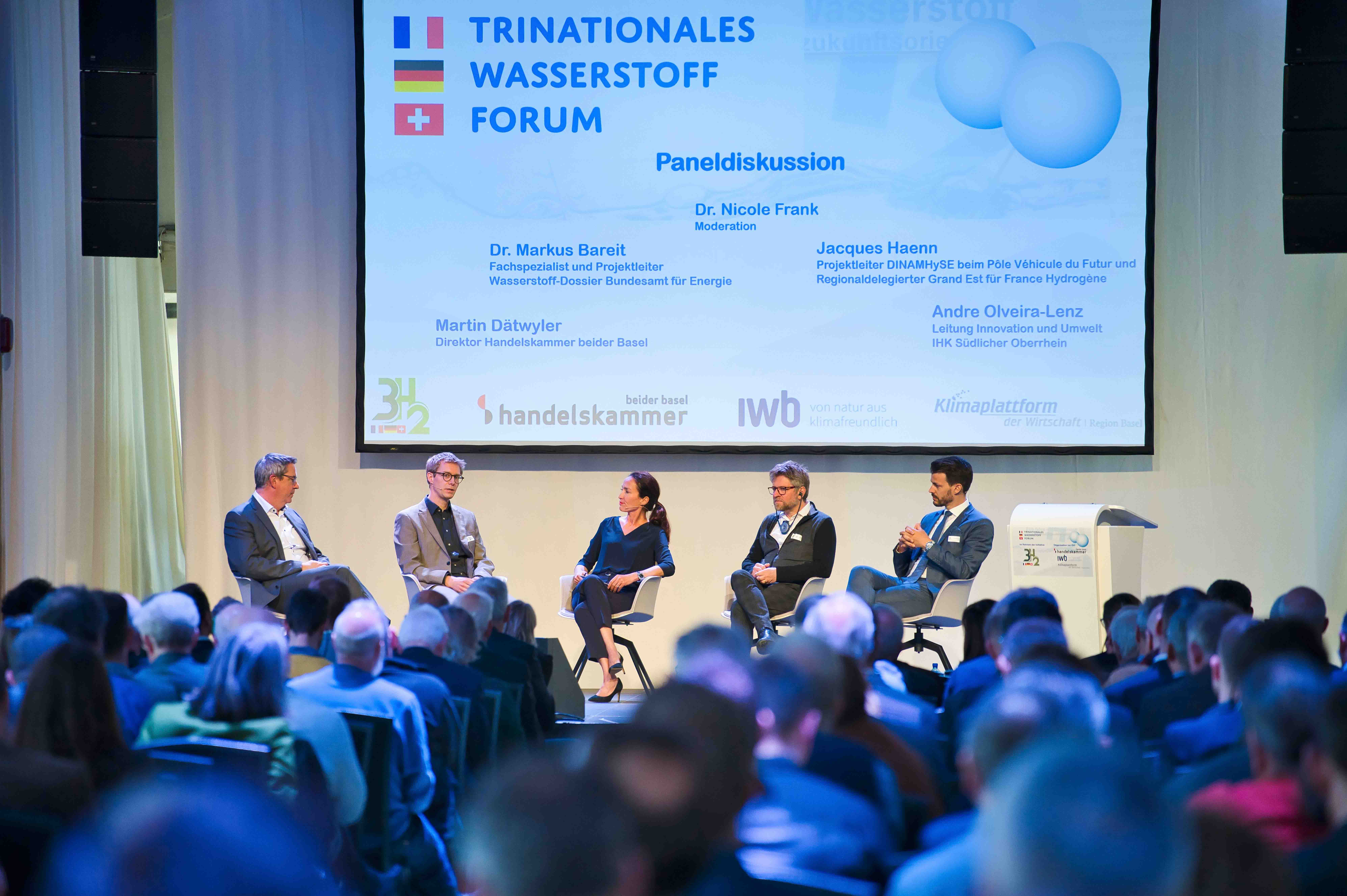 Welche Rahmenbedingungen braucht es, um grünen Wasserstoff den Weg zu ebnen? Darüber und mehr diskutierten im abschliessenden Panel Martin Dätwyler, Handelskammer beider Basel, Markus Bareit, BFE, Jacques Haenn, France Hydrogène, und Andre Olveira-Lenz, IHK Südlicher Oberrhein (v.l.). Durch das Panel führte Nicole Frank (Mitte). (© marcgilgen.ch)