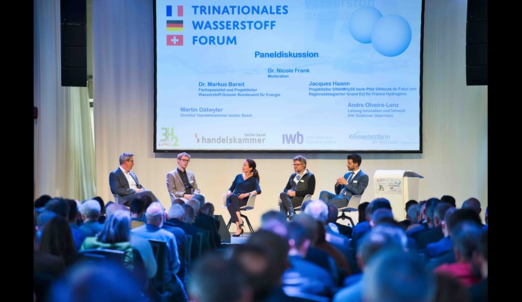 Welche Rahmenbedingungen braucht es, um grünen Wasserstoff den Weg zu ebnen? Darüber und mehr diskutierten im abschliessenden Panel Martin Dätwyler, Handelskammer beider Basel, Markus Bareit, BFE, Jacques Haenn, France Hydrogène, und Andre Olveira-Lenz, IHK Südlicher Oberrhein (v.l.). Durch das Panel führte Nicole Frank (Mitte). (© marcgilgen.ch)