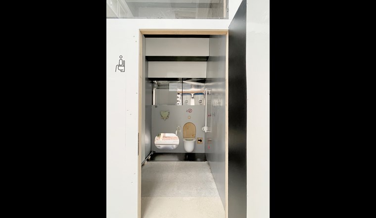 Der «Waschraum» des deutschen Pavillons mit Trockentrenntoilette (Bild links) und Urinal (Bild rechts) (Bild: ©ARCH+ SUMMACUMMFEMMER BÜRO JULIANE GREB)