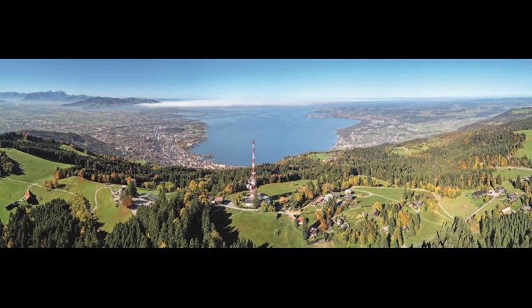 Der Einfluss verschiedener Stressfaktoren auf das Ökosystem Bodensee und dessen Resilienz standen im Mittelpunkt des Forschungsprojekts 
«SeeWandel: Leben im Bodensee – gestern, heute und morgen». Nach fünfeinhalb Jahren wird Bilanz gezogen. Bild: Blick vom Pfänder am Ostende 
des Bodensees auf ebendiesen. (© AdobeStock)