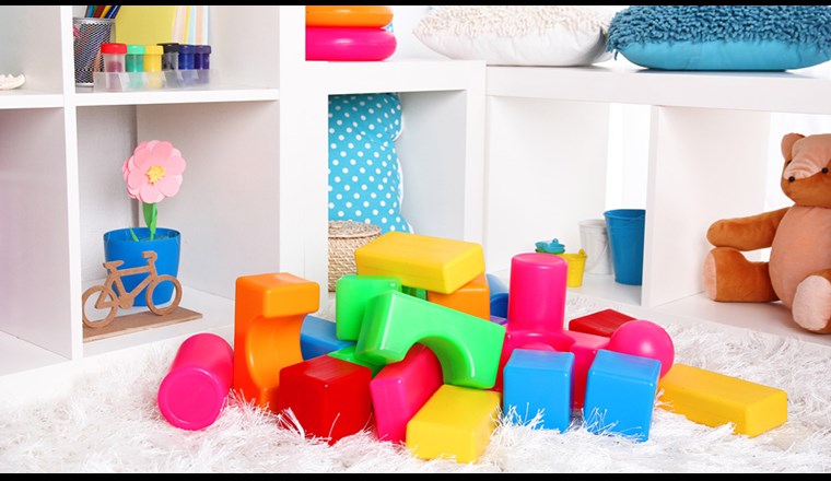 Zu den Bereichen, wo Chemikalien in Plastik in hohem Mass besorgniserregend sind, zählen Spielzeuge, Möbel, Textilien und Lebensmittelverpackungen. (Bild: ©adobestock)