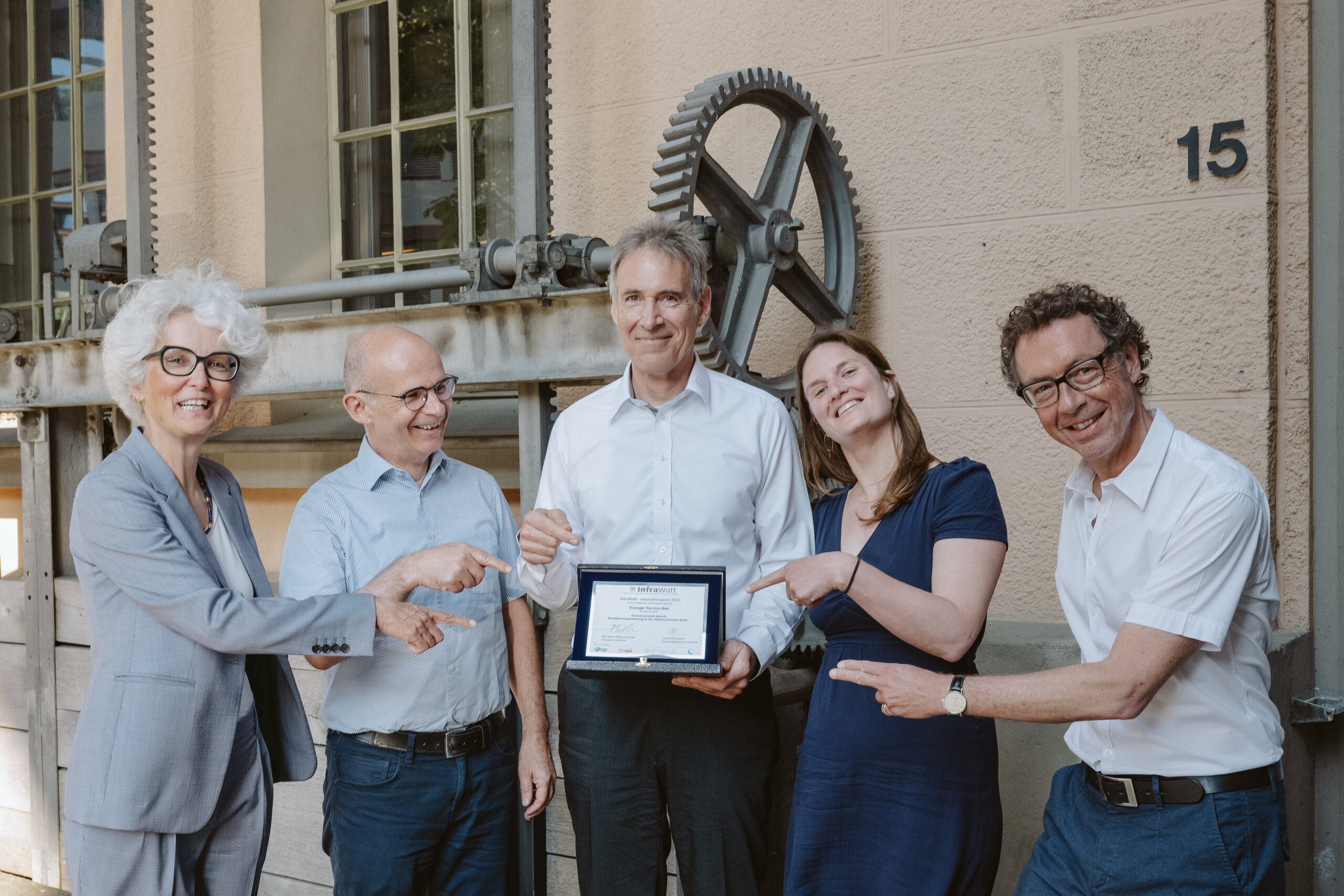 Um die Umsetzung vorbildlicher Energiesysteme zu verbreiten, vergibt InfraWatt jährlich einen Innovationspreis. 2023 erhält der Energie Service Biel/Bienne ESB den Preis für ihr innovatives Projekt «Seewasserwerk Ipsach: Energierückgewinnung in der Umkehrosmose-Stufe». (Bild: ©Eve Kohler)