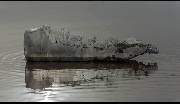 Mikroplastik entsteht unter anderem durch Zersetzung und Abrieb von grösseren Plastikstücken. (Bild: ©Bernd Nowack, Empa)