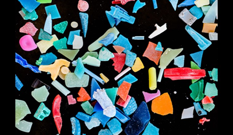 Mikroplastik: Plastikstückchen unter 5 Millimeter Grösse gelangen leicht in Gewässer. (Bild: ©Bernd Nowack, Empa)