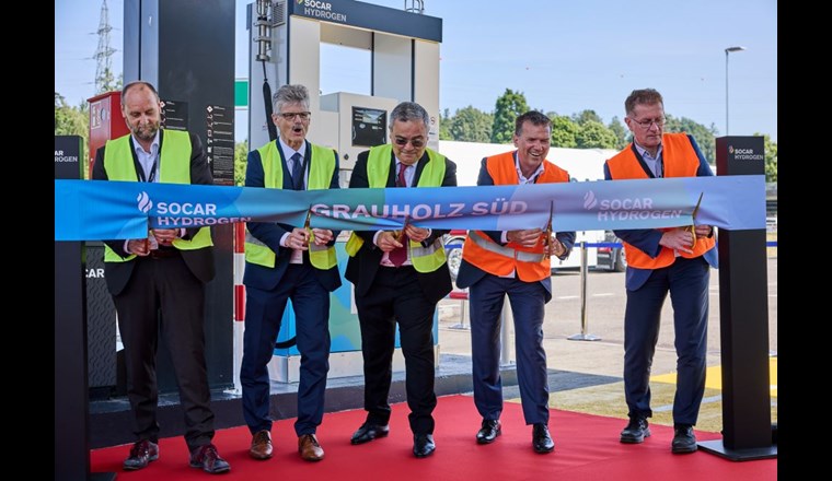 Die erste Wasserstoff-Tankstelle an einer Schweizer Autobahn wurde an der Raststätte Grauholz bei Bern feierlich eröffnet von (v.l.) Jürg Röthlisberger, Direktor des Bundesamts für Strassen (Astra), Marco Rupp, Gemeindepräsident Ittigen, Fuad Isgandarov, Botschafter der Republik Aserbeidjan, Edgar Bachmann, CEO Socar Energy Switzerland GmbH. (Bild: ©SOCAR)
