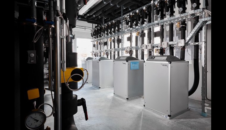 Wärmepumpen sind als Gebäudeheizungen schon fast Standard und können in höheren Leistungs- und Temperaturklassen auch Fernwärmenetze und Industrieprozesse nachhaltig machen. (Bild: ©Fraunhofer IEG)