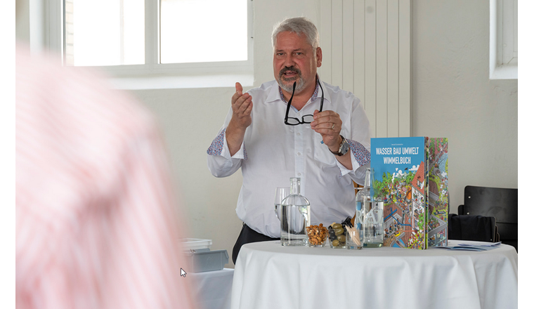 Taufpate und Stadtpräsident von Winterhur, Michael Künzle.
Foto: https://rahelbuehlerfotografie.pic-time.com