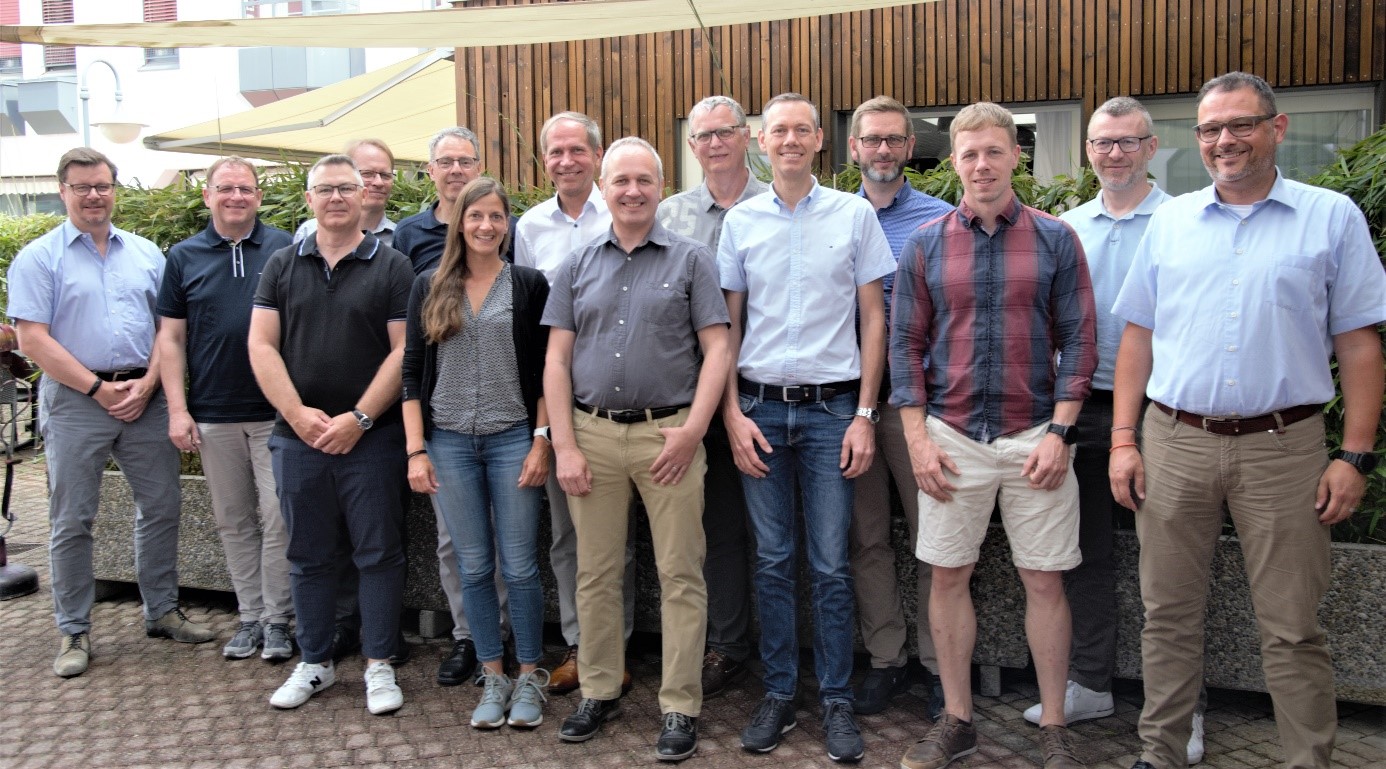 Die erste Sitzung der Fernwärme-Hauptkommission nach der offiziellen Wahl der Mitglieder durch den Vorstand und der Unterzeichnung des Partnerschaftsvertrags mit dem TNS-Verband (v.l.): Laurent Roquier (SVGW-Geschäftsstelle), Bernhard Feuerhuber (SVGW-Geschäftsstelle), Cliff Moesching (SIG), Frank Panhans (IWB), Diego Modolell (SVGW-Geschäftsstelle), Monika Mörsch (Regionalwerke AG Baden), Michael Sarbach (Vorsitzender der FW-HK, Regionalwerke AG Baden), Martin Liechti (TNS), Markus Stöckli (Energie Thun AG), Patrick Steiger (SWL Energie AG), Matthias Bobst (eniwa), Ingmar Barsch (IBC Chur), Philipp Zgraggen (Stadt Wädenswil Werke) und Stefan Güpfert (SVGW-Geschäftsstelle)
Entschuldigt: Martin Jutzeler (EWB), David Olivier (Viteos), Eric Constantin (SIL), Patrick Fässler (WWZ), Mathieu Moggi (AIL)