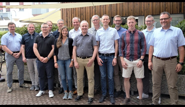 Die erste Sitzung der Fernwärme-Hauptkommission nach der offiziellen Wahl der Mitglieder durch den Vorstand und der Unterzeichnung des Partnerschaftsvertrags mit dem TNS-Verband (v.l.): Laurent Roquier (SVGW-Geschäftsstelle), Bernhard Feuerhuber (SVGW-Geschäftsstelle), Cliff Moesching (SIG), Frank Panhans (IWB), Diego Modolell (SVGW-Geschäftsstelle), Monika Mörsch (Regionalwerke AG Baden), Michael Sarbach (Vorsitzender der FW-HK, Regionalwerke AG Baden), Martin Liechti (TNS), Markus Stöckli (Energie Thun AG), Patrick Steiger (SWL Energie AG), Matthias Bobst (eniwa), Ingmar Barsch (IBC Chur), Philipp Zgraggen (Stadt Wädenswil Werke) und Stefan Güpfert (SVGW-Geschäftsstelle)
Entschuldigt: Martin Jutzeler (EWB), David Olivier (Viteos), Eric Constantin (SIL), Patrick Fässler (WWZ), Mathieu Moggi (AIL)