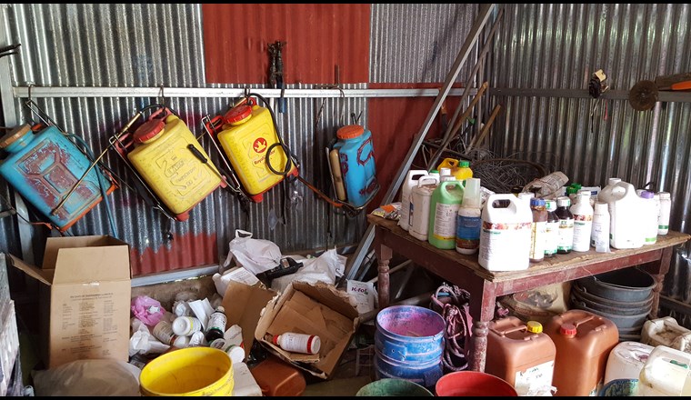 Spritzgeräte und Pestizide in einem Schuppen in der Region Zarcero, Costa Rica. (Bild: ©Samuel Fuhrimann, Swiss TPH)
