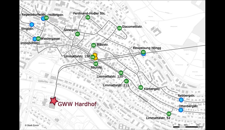 Fig. 1 Übersichtskarte der Sensorstandorte im Pilotgebiet Höngg. Der rote Stern zeigt das Grundwasserwerk Hardhof. Die grünen Punkte verweisen auf Messstellen für Qualitätsmessungen, die blauen Punkte auf Messstellen für Hydraulikmessungen und die gelben Punkte auf die zwei Bodentemperaturmessungen. Die Abkürzungen in den grünen Punkten bezeichnen den Sensortyp der Qualitätsmessungen. Der Hauptzufluss in das Pilotgebiet ist «Einspeisung Höngg» über die grosse Versorgungsleitung vom Pumpwerk am Hardhof kommend.