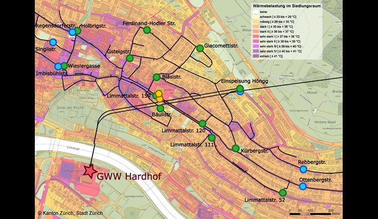 Fig. 4 Karte der Wärmebelastung im Siedlungsraum überlagert mit den Trinkwasserleitungen und Messstellen im Pilotgebiet Zürich Höngg. Die Farbskala der Hintergrundkarte gibt die Wärmebelastung im Siedlungsraum in Form der physiologisch äquivalenten Temperatur an einem Sommertag um 14 Uhr an. Die Aufenthaltsqualität von Grünflächen wird in diesem Bericht nicht weiter betrachtet und erscheint deshalb nicht in der Legende. Die farbliche Zuordnung der verschiedenen Messstandorte ist in der Bildunterschrift zu Figur 1 erklärt.