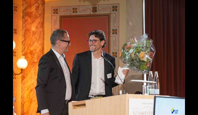 Der frisch gewählte SVGW-Präsident Michele Broggini (r.) mit Markus Küng, SVGW-Präsident von 2019-2023. (© Lukas Imhof)