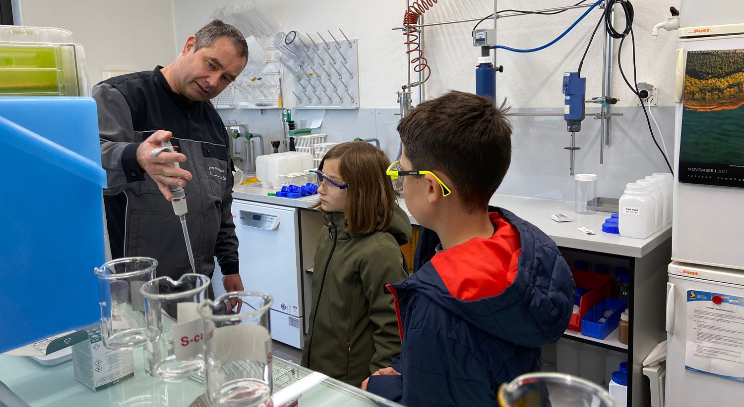 Zukunftstag auf der ARA Thunersee, Wasserlabor.
Foto (c): ARA Thunersee