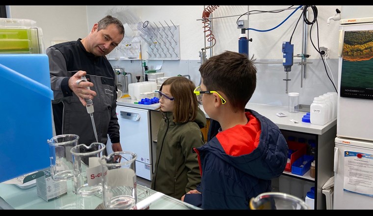 Zukunftstag auf der ARA Thunersee, Wasserlabor.
Foto (c): ARA Thunersee