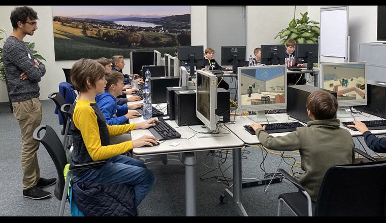 Zukunftstag mit interessierten Schülerinnen bei der Chestonag Automation AG.
Foto (c): Chestonag Automation AG