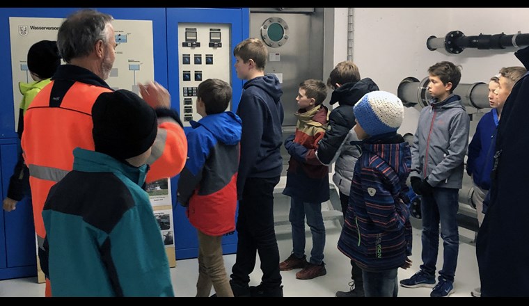 Zukunftstag mit Schülern bei der Chestonag Automation AG.
Foto (c): Chestonag Automation AG