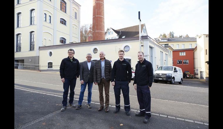  Nach der Inbetriebnahme übergeben die Projektleiter an ihre Kollegen (v.l.n.r.): Martin Weber und Felix Blattner von Energie 360° mit Heiner Treichler, Tuwag Immobilien AG, und den beiden Servicetechnikern Viktor Krawczyk und Fabian Schärer (beide Energie 360°).