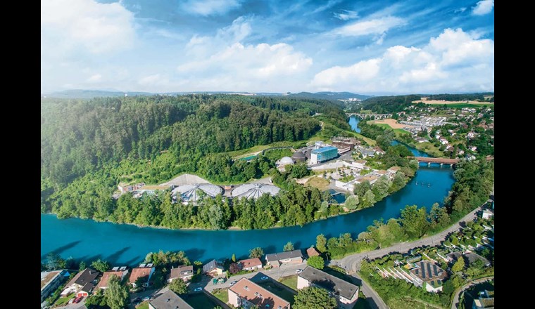 Fig. 5 Aus der Luft wird ersichtlich, wie sich das Areal der ARA Bern dank der vielen Wald- und Wildheckenflächen gut in die Landschaft integriert. Durch die Naturflächen können sich Insekten und Tiere zwischen dem Ufer der Aare und dem nahen Wald hin und her bewegen.