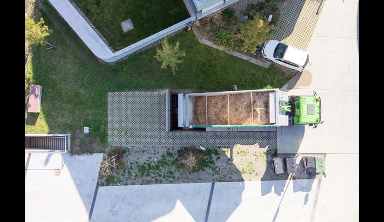 Fig. 3 Anlieferung der Holzschnitzel ins Schnitzelsilo neben der Heizzentrale «Widmi»