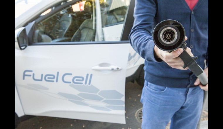 An der «Tankstelle der Zukunft» am Salon können alle Besucher einen ersten Schritt in die Treibstoff-Zukunft wagen und die Betankung eines Hyundai ix35 Fuell Cell mit Wasserstoff an einem Simulator selbst ausprobieren.