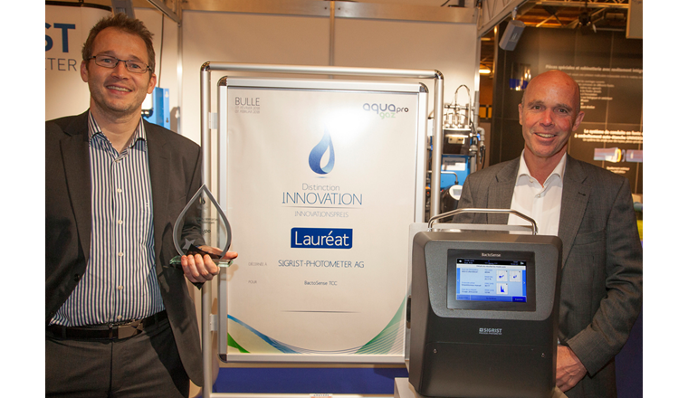 Simon Kuenzi (bNovate; à gauche) et René Gehri (Sigrist Photometer) se réjouissent de la distinction