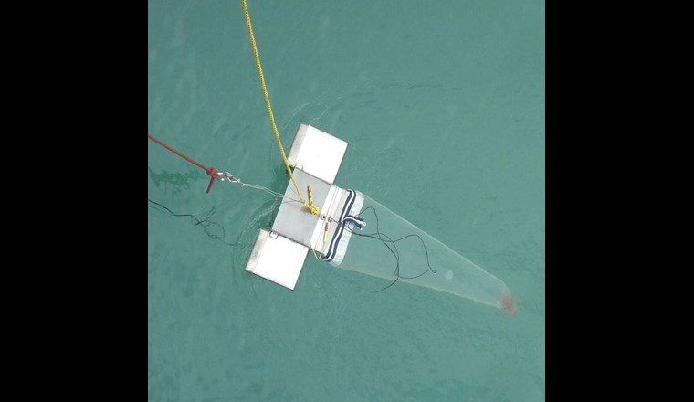 Mit dem in Bayreuth entwickelte „Mini-Manta“-Trawl entnahmen die Forscher Proben für ihre Mikroplastik-Pilotstudie.  Foto: Isabella Schrank.