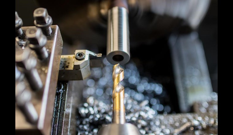 Im prozessorientiert aufgebauten Leitfaden werden verschiedene Prozesse der Metallverarbeitung abgebildet, z. B. Fräsen.