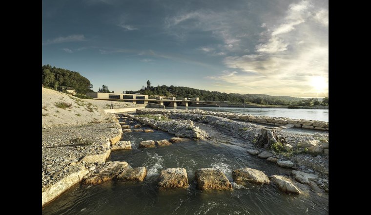 Fig. 4 La nuova centrale ad acqua fluente di Hagneck (BE) è entrata in funzione nel 2015. La produzione di energia è aumentata del 40 per cento rispetto all’impianto precedente. Inoltre, il progetto garantisce la protezione contro le piene e valorizza l’ecosistema fluviale e il paesaggio, in particolare grazie a una scala di monta per la fauna ittica. (Foto: BKW)