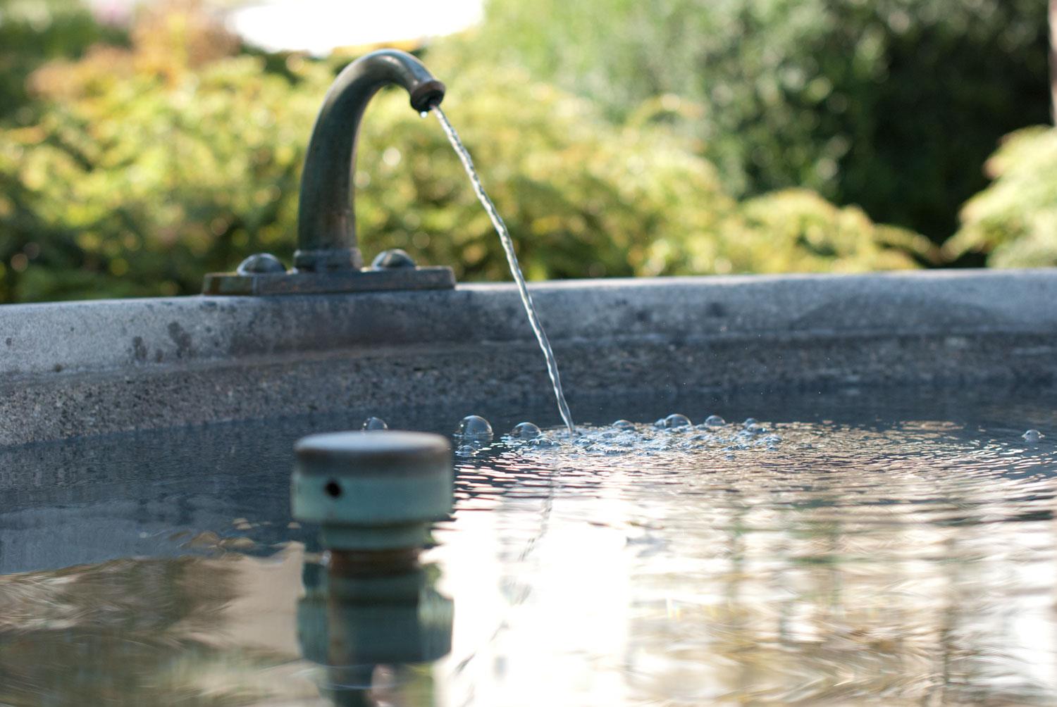 Noch kommt aus den Brunnen der Städte Wasser - dank guter Trinkwasserversorgung.