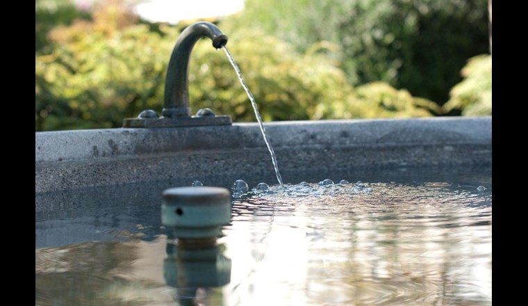 Noch kommt aus den Brunnen der Städte Wasser - dank guter Trinkwasserversorgung.