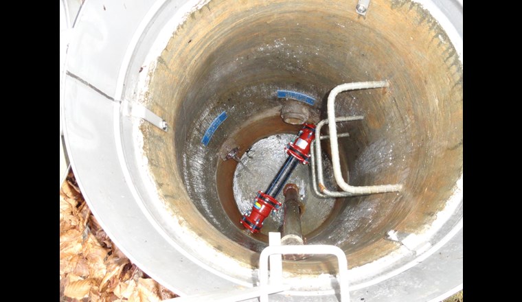 Zu einem Durchlaufschacht umgenutzte Brunnstube. Anlagentechnische Lösungen in Trinkwasserversorgungen dürfen resp. sollen individuell und für die spezifischen Betriebsgegebenheiten passend sein, solange kein erhöhtes Risiko für die Trinkwassersicherheit entsteht.