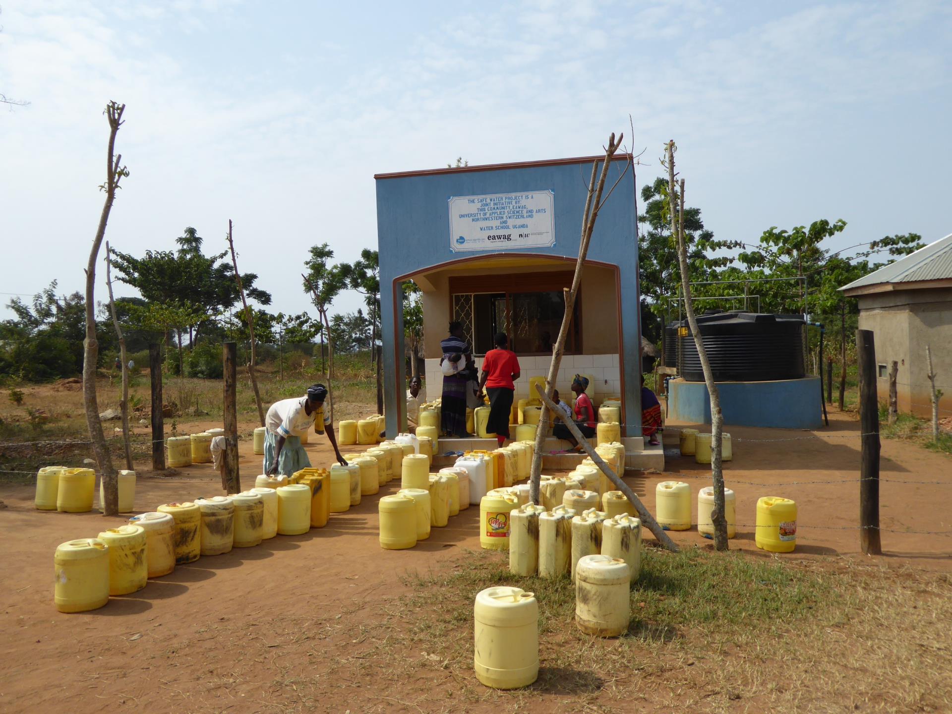 Wasserkiosk in Uganda. Das aus dem Lake Victoria stammende Wasser wird mit der schwerkraftgetriebenen Membranfiltration, kurz GDM, behandelt.