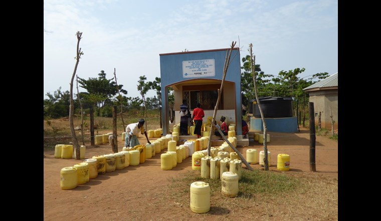 Wasserkiosk in Uganda. Das aus dem Lake Victoria stammende Wasser wird mit der schwerkraftgetriebenen Membranfiltration, kurz GDM, behandelt.